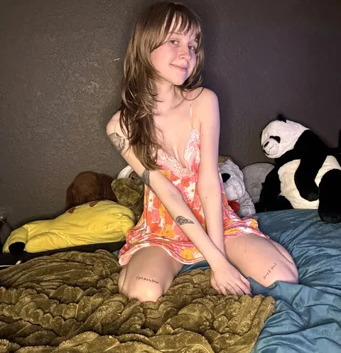 Slim Amateur PAWG Poses in a Skirt on the Bed – photo 2 of 11