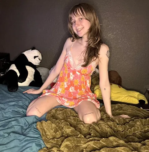Slim Amateur PAWG Poses in a Skirt on the Bed – photo 4 of 11