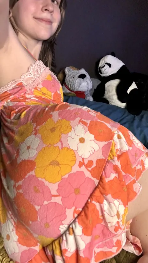 Slim Amateur PAWG Poses in a Skirt on the Bed – photo 11 of 11