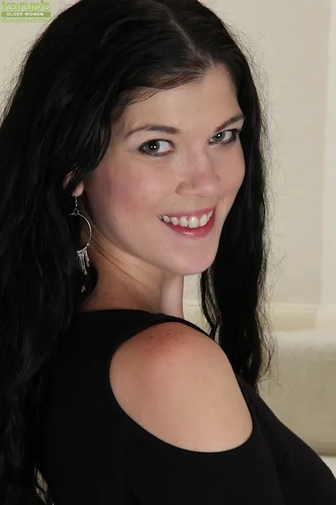 Veronica Stewart: Thick Brunette MILF Strips Out of Her Dress in High Heels – photo 2 of 16