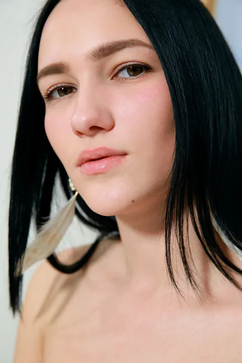 Indiana Blanc: Ukrainian Brunette Strips Out of Her Jeans and Poses Nude – photo 8 of 21