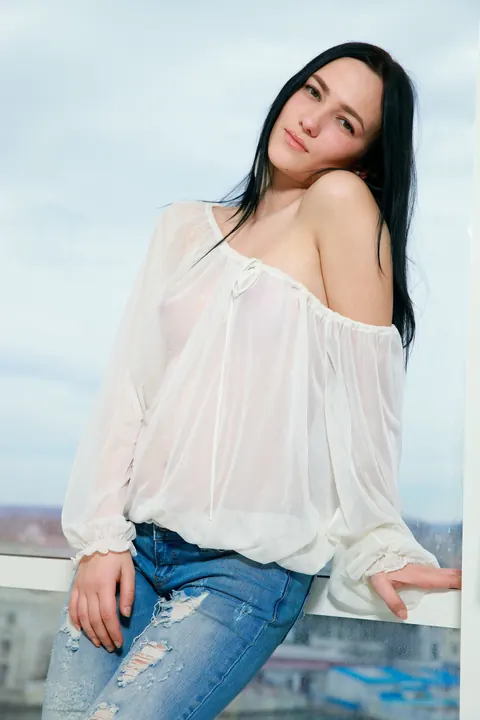 Indiana Blanc: Ukrainian Brunette Strips Out of Her Jeans and Poses Nude – photo 2 of 21