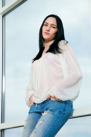 Indiana Blanc – Ukrainian Brunette Strips Out of Her Jeans and Poses Nude