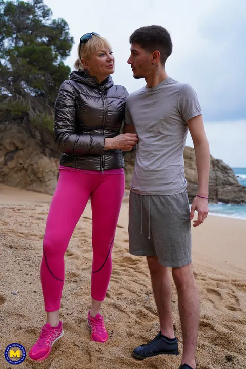 Anna Blond: Blonde MILF in Glasses Gets Fucked Outdoors – photo 6 of 21