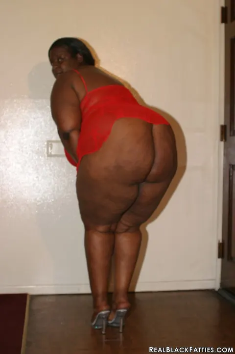 Curvy Ebony MILFs Kiss and Lick Pussy in the Bedroom – photo 6 of 16