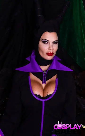 Jasmine Jae – British Cosplay Babe with Enhanced Tits Fucks Her Pierced Pussy with a Dildo