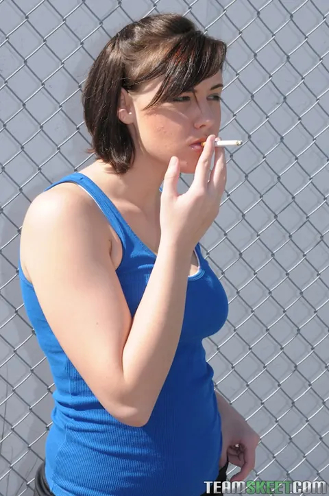 Brooke Lee Adams: Thick Pale Brunette Flaunts Her Big Ass in Outdoor Locker Room – photo 18 of 20