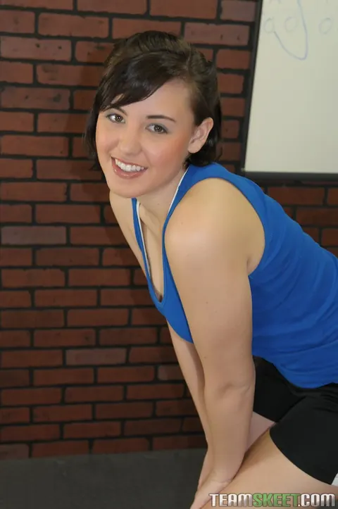 Brooke Lee Adams: Thick Pale Brunette Flaunts Her Big Ass in Outdoor Locker Room – photo 1 of 20