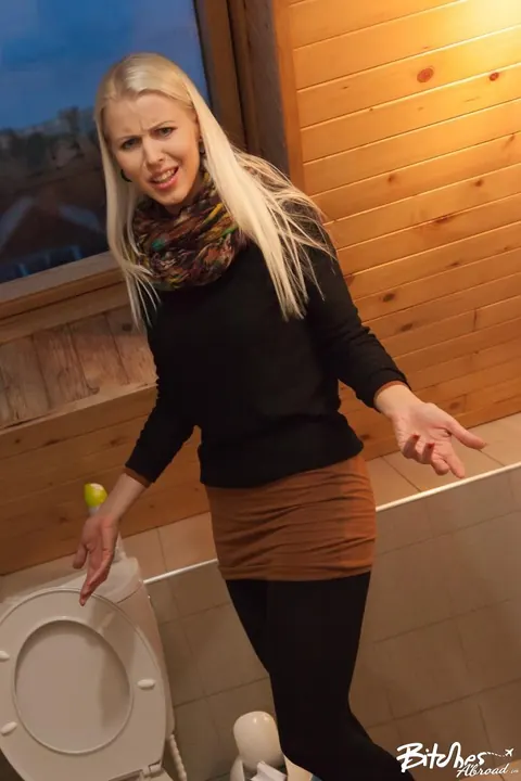 Lynna Nilsson: European Blonde Sucks and Fucks a Stranger Outdoors – photo 5 of 16