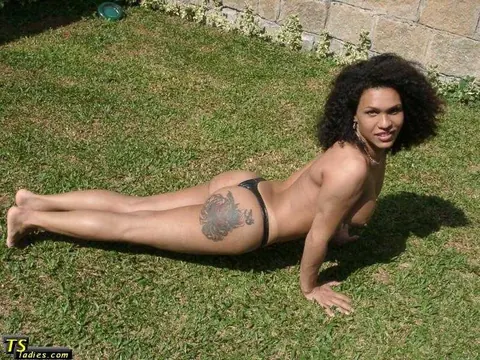 Ebony Trans Woman Strips Nude and Poses in the Open Air – photo 10 of 16