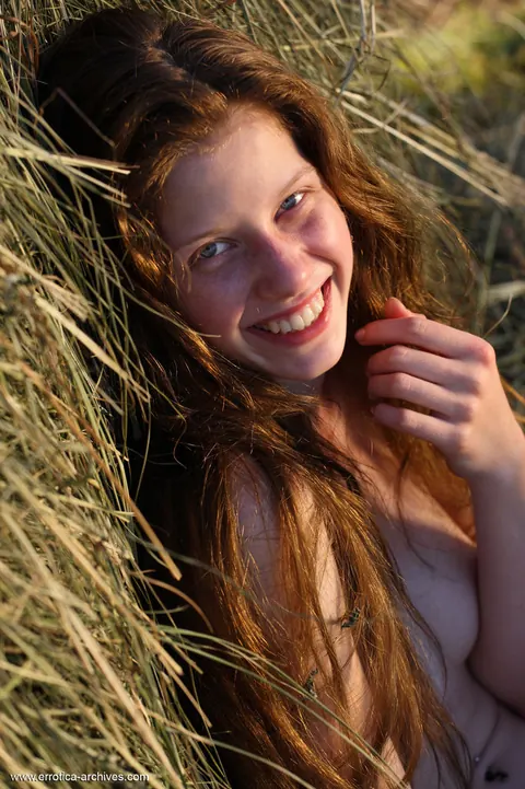 Redhead PAWG Poses Nude on Hay in the Forest – photo 16 of 16