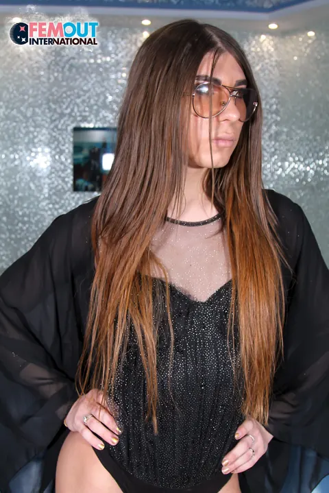 Trans Woman Strips Nude and Poses to Display Her Curves – photo 3 of 16