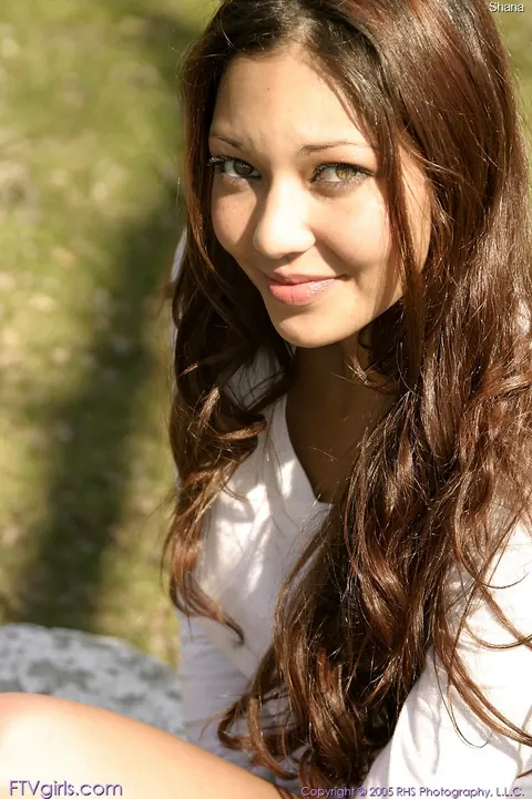 Indian Brunette Bares Her Big Tits in the Park – photo 17 of 20