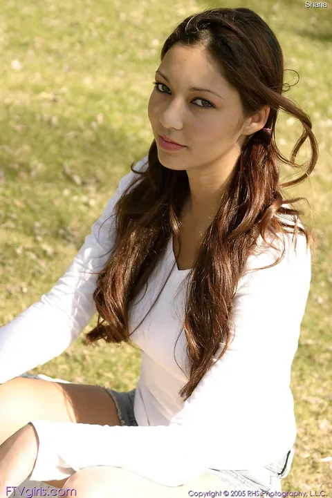 Indian Brunette Bares Her Big Tits in the Park – photo 1 of 20
