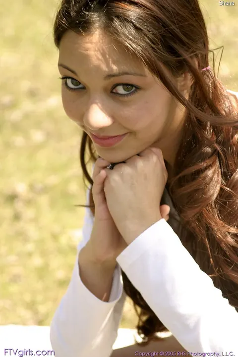 Indian Brunette Bares Her Big Tits in the Park – photo 2 of 20