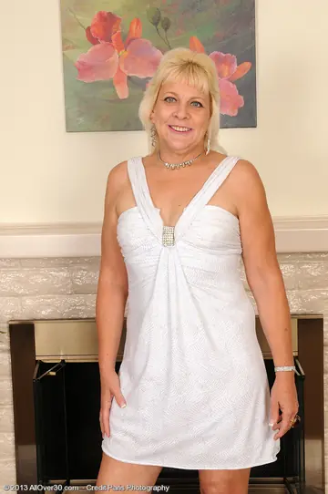 Sindy Silver – Thick Blonde MILF Spreads Her Ass by the Fireplace