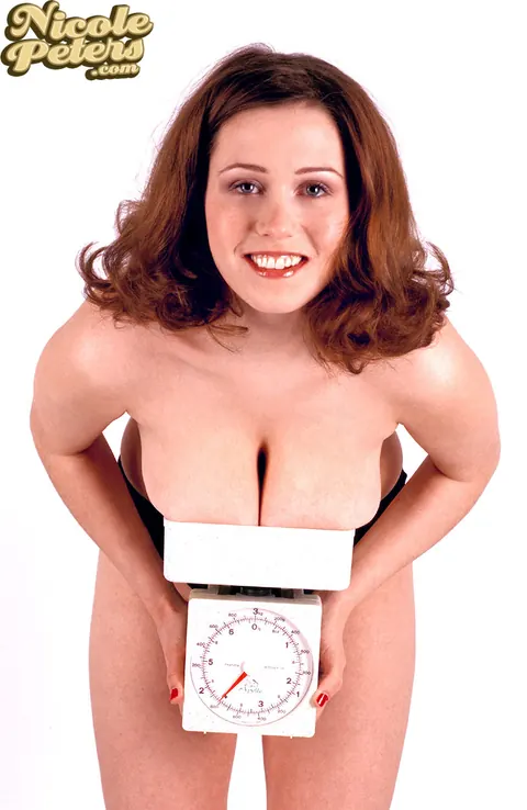 Nicole Peters: Thick British MILF Frees Giant Tits from Lingerie – photo 15 of 16