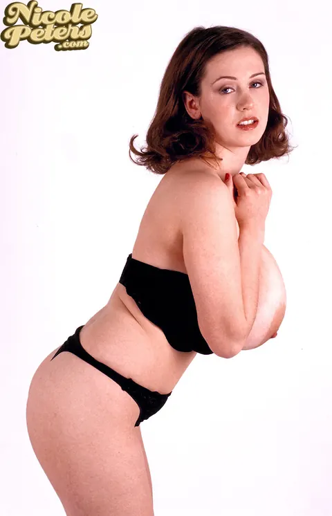 Nicole Peters: Thick British MILF Frees Giant Tits from Lingerie – photo 7 of 16