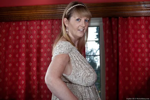 Thick MILF Strips Out of Her Panties – photo 3 of 16