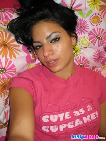 Kelly Xoxo – Thick Latina Pulls Her Panties Aside in a Selfie