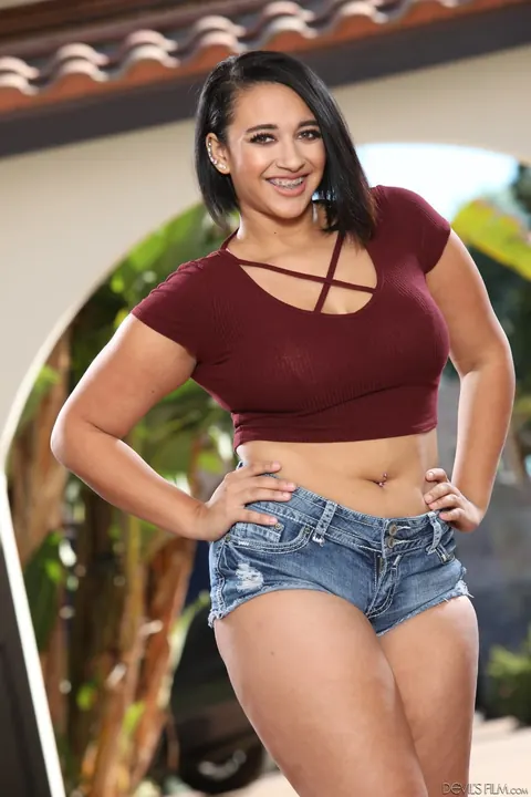 Emori Pleezer: Curvy Latina Strips Out of Her Shorts and Spreads Outdoors – photo 3 of 20