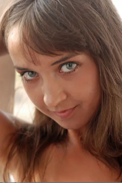 Slim Tanned Woman Spreads Her Pussy on a Terrace – photo 10 of 20
